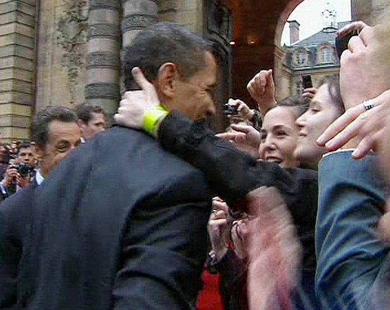 Una admiradora de Obama consigue darle un beso a su paso por la alfombra roja