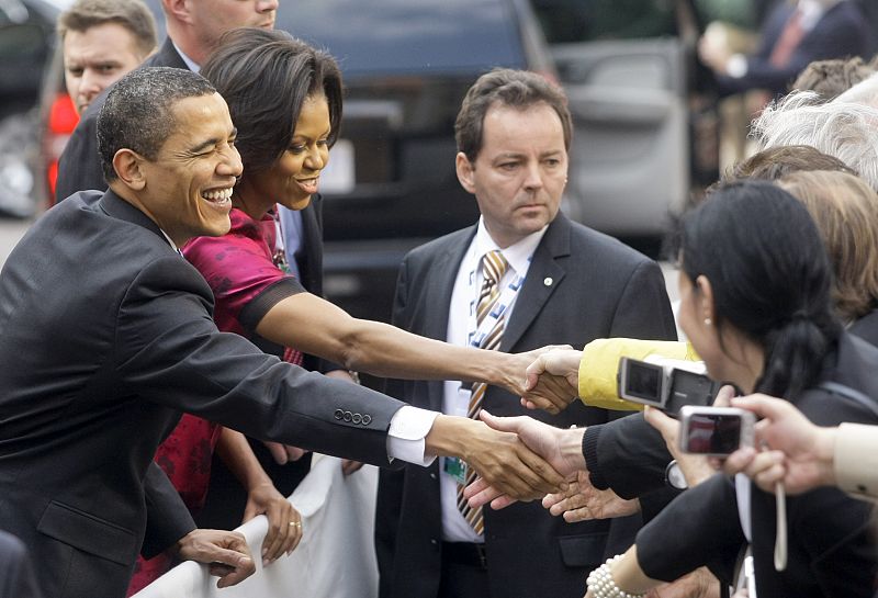 Barack y Michelle Obama saludan a los ciudadanos que les han recibido en Baden Baden.