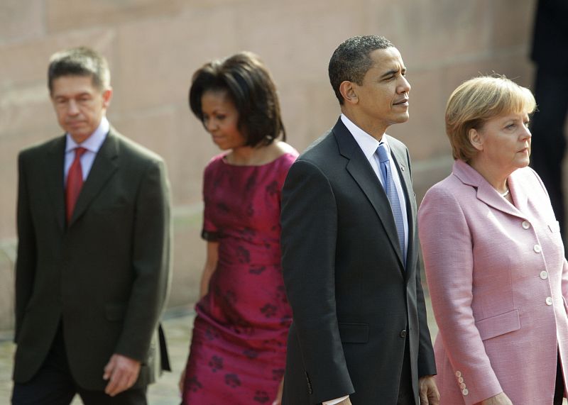 Obama y Merkel posan para los fotógrafos en Baden Baden.