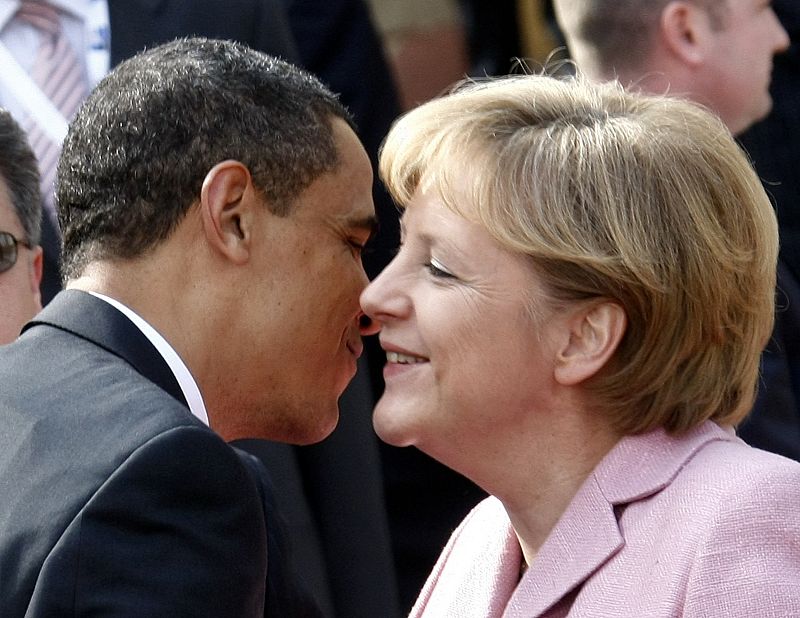 Obama y Merkel se saludan a su llegada a Baden Baden.