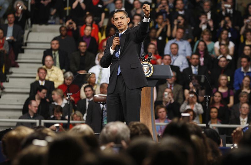 Obama levanta el puño ante los jóvenes de Estrasburgo.