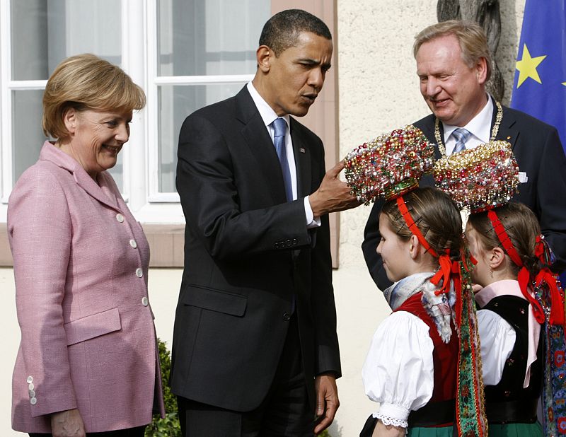 US President Obama and German Chancellor Merkel take part in a welcoming ceremony at the market place near the town hall in Baden-Baden