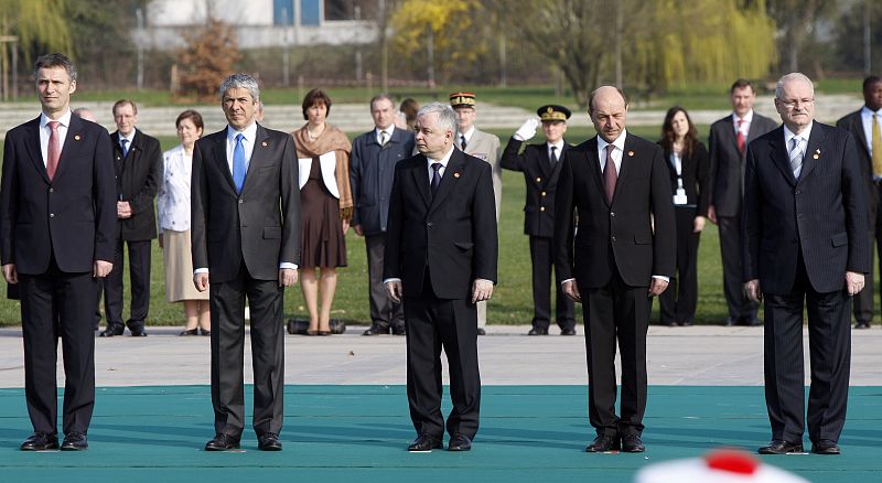 Jens Stoltenberg, Jose Socrates, Lech Kaczynski, Traian Basescu and Ivan Gasparovic observe a minute of silence during a ceremony in Strasbourg