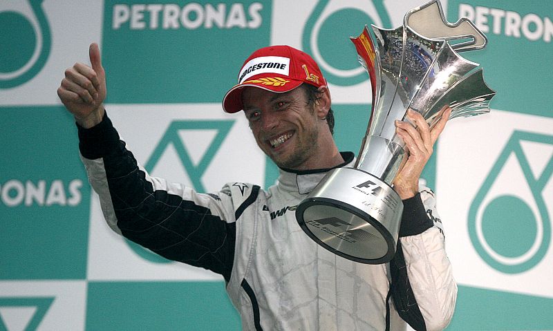 Button celebra en el podio su triunfo.