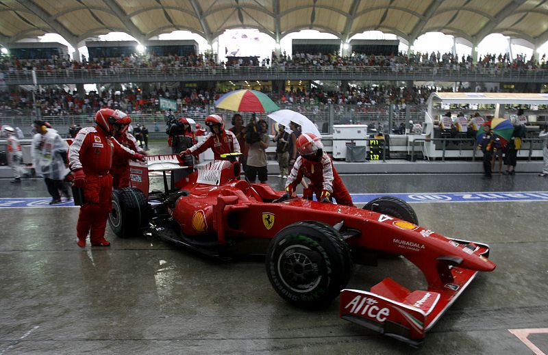 El Ferrari de Raikkonen anegado por la lluvia.