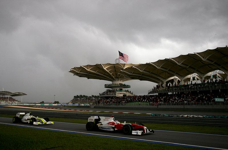 El Toyota de Trulli poco antes de que la carrera fuese parada por los comisarios.