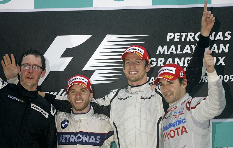 Jenson Button of Britain, Nick Heidfeld y Timo Glock of Germany, los grandes beneficiados por la lluvia.