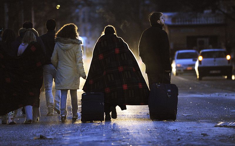 Cientos de personas están siendo evacuadas de la zona, y se han visto obligadas a salir con lo puesto de su casa por peligro a más réplicas.