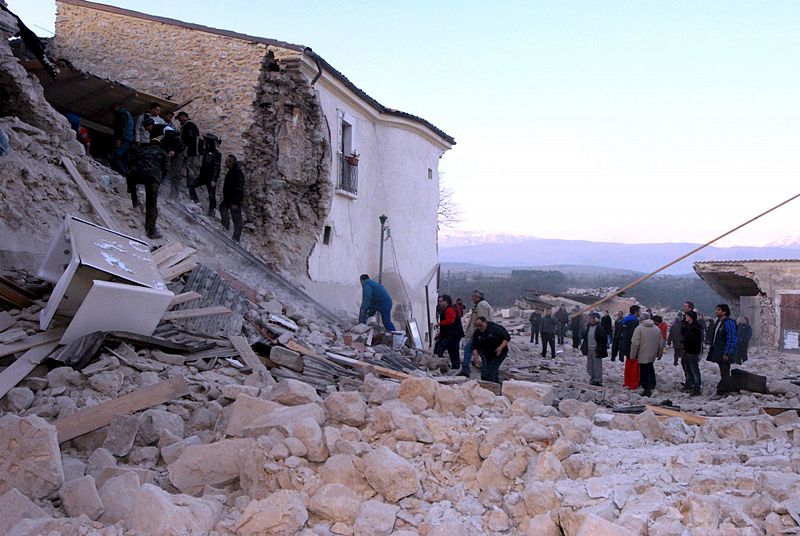 DECENAS DE MUERTOS A CAUSA DEL TERREMOTO DE 5,8 GRADOS RICHTER EN ITALIA