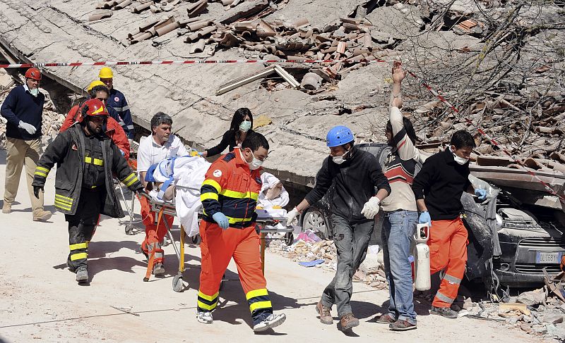 Un hombre herido es sacado de su casa tras el terremoto