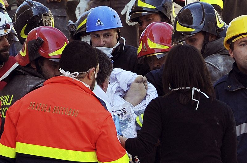 La Cruz Roja Italiana ha enviado equipos médicos y perros especializados para el rescate