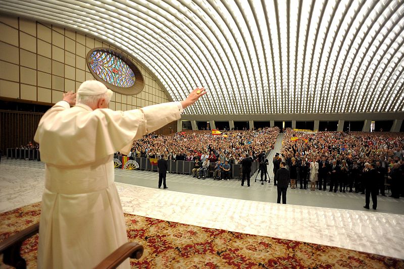 Benedicto XVI durante una oración multitudinaria en El Vaticano por las víctimas del terremoto