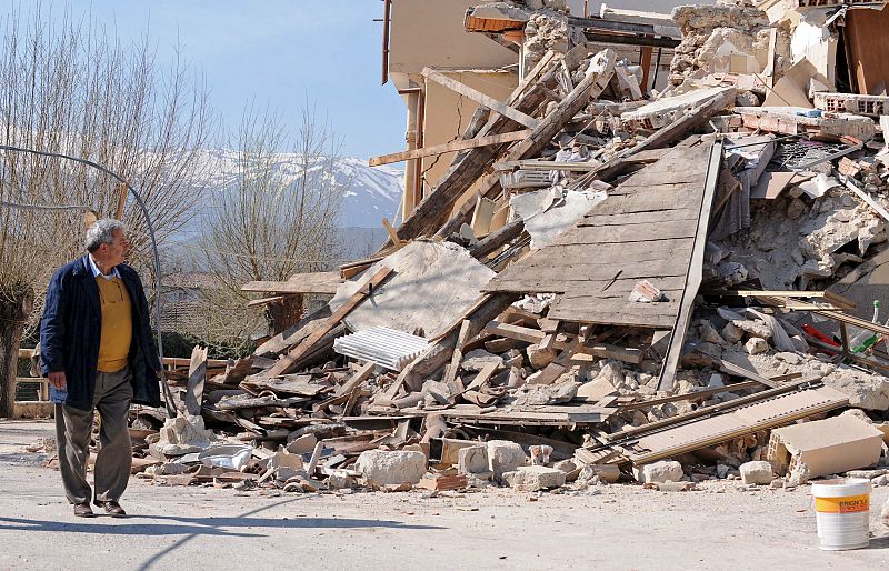 Un hombre contempla los escombros a los que quedó reducida una vivienda tras el terremoto
