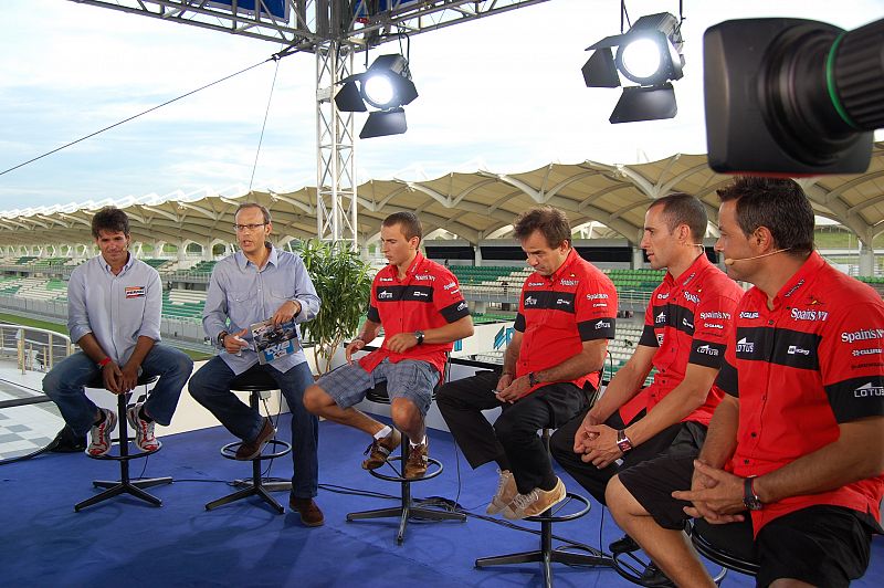 En el circuito malayo de Sepang reunimos alrededor de Jorge a toda su 'familia' de las motos.