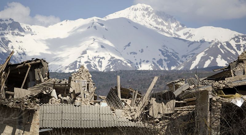 La villa de Onna ha quedado destrozada por el terremoto que ha asolado la región italiana de Los Abruzos.