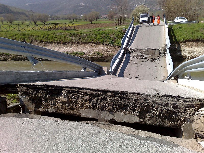 El puente de la carretera que lleva a Fossa, cerca de L'Aquila, tras quedar totalmente destruido durante el terremoto.