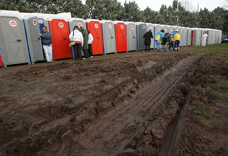 Baños portátiles para las víctimas del terremoto en la ciudad italiana de Paganica.