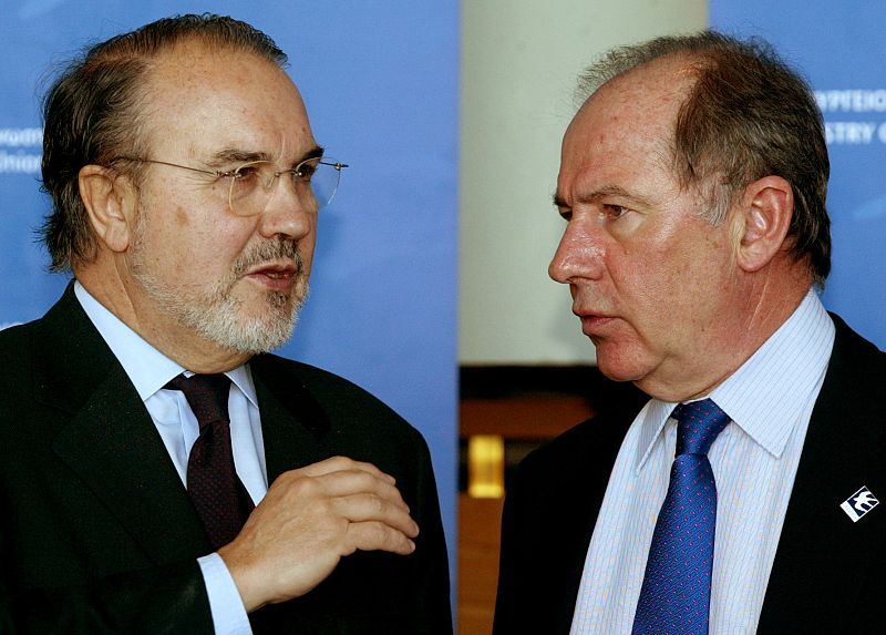 Rato, a la izquierda, sustituyó a Solbes al frente de Economía y Hacienda en 1996, tras la primera victoria de Aznar.