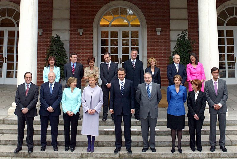 Zapatero posa con su primer Gobierno tras las elecciones de 2004.