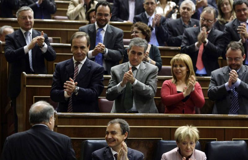 Solbes recibe los aplausos de sus compañeros tras su intervención en el debate de sobre el Presupuesto en octubre de 2008.