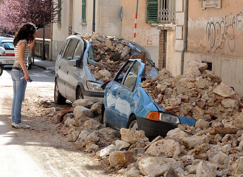 Los vehículos quedaron completamente aplastados por los edificios derruidos.