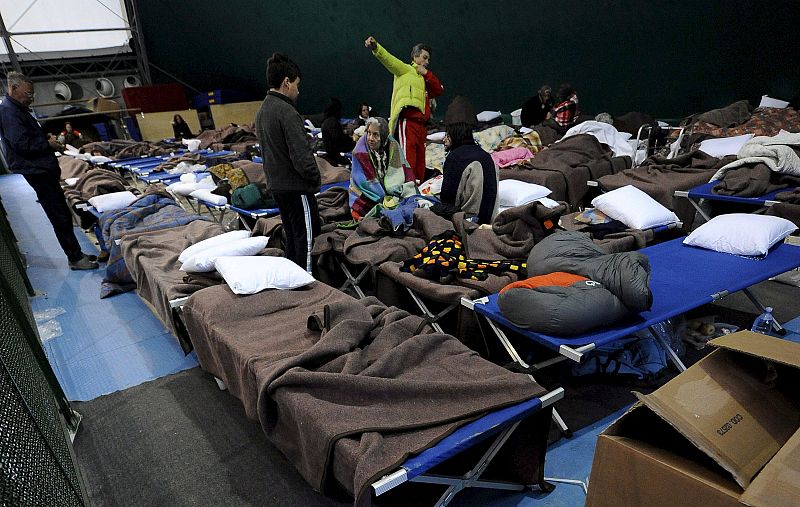 Los equipos de rescate ya han comenzado los derribos controlados de los edificios que amenazan derrumbe en la ciudad de L'Aquila.