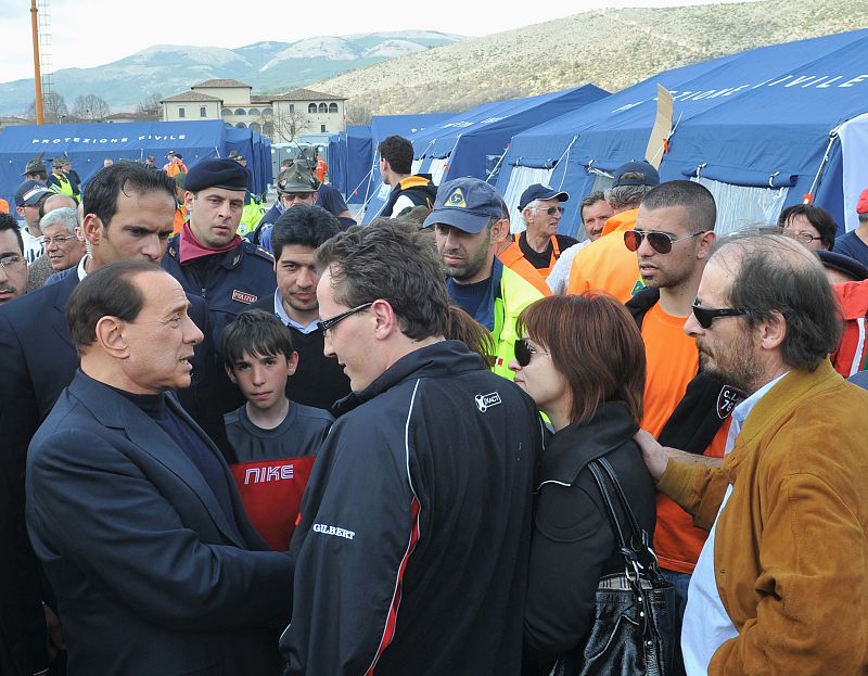 Berlusconi ha animado a las víctimas del terremoto a que se vayan a la costa unos días, que el Gobierno pagará su descanso.