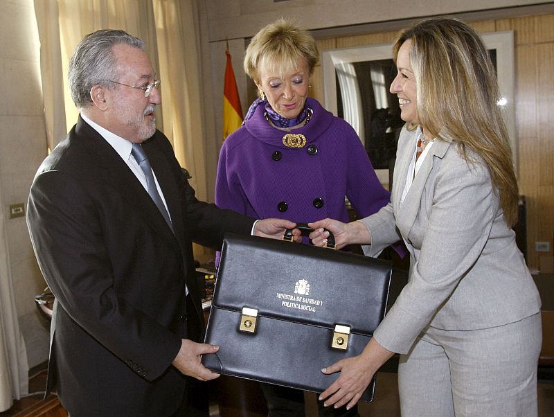 a nueva ministra de Sanidad y Política Social, Trinidad Jiménez (d), recibe la cartera de manos de su antecesor en el cargo Bernat Soria, en presencia de la vicepresidenta primera del Gobierno, María Teresa Fernández de la Vega (c), durante el acto d