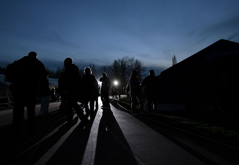La noche cae sobre el campo de desplazados por el terremoto en L'Aquila.