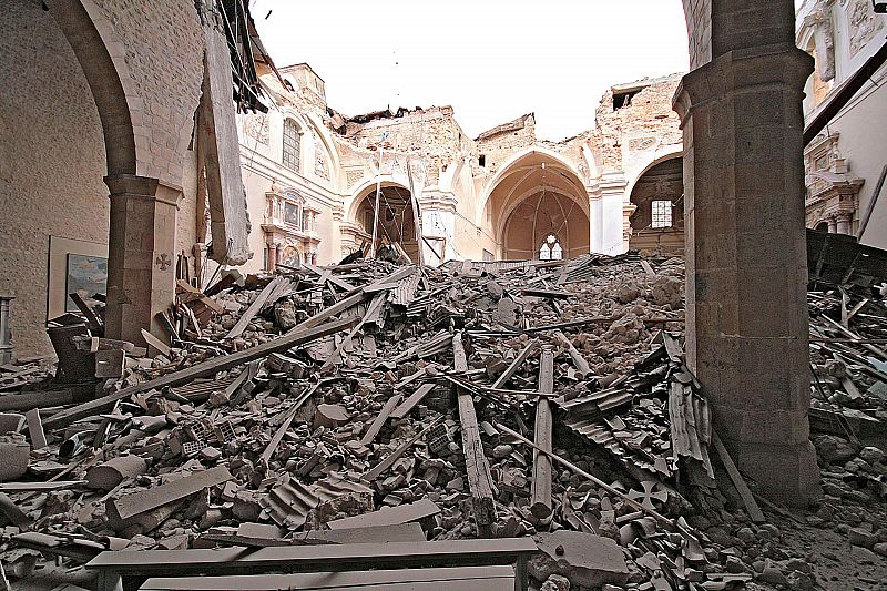 Vista de los daños en la Basílica de Santa María di Collemaggio, donde está enterrado el Papa Celestino V.