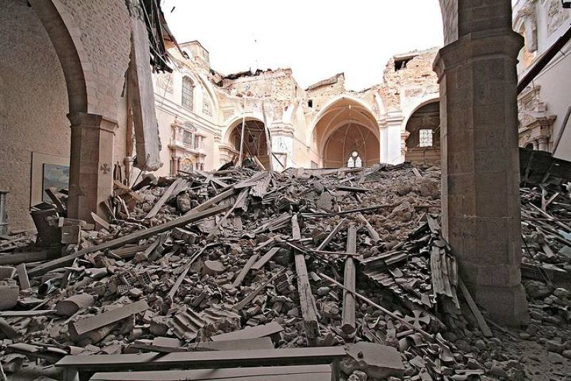 Vista de los daños en la Basílica de Santa María di Collemaggio, donde está enterrado el Papa Celestino V.