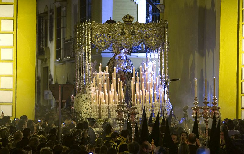 Sevilla ha estado despierta toda la noche para ver pasar a la Virgen de la Macarena.