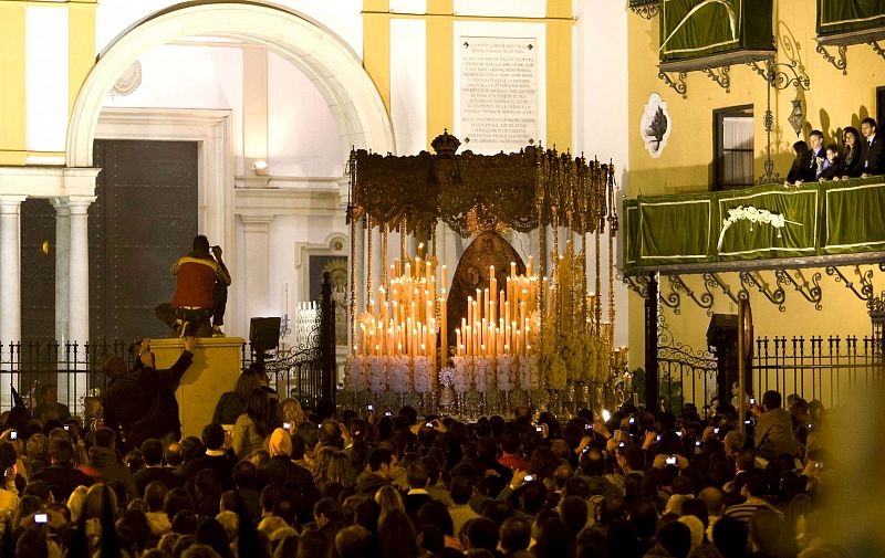 Los sevillanos y turistas han inmortalizado la Madrugá con sus cámaras de foto y teléfonos móviles.