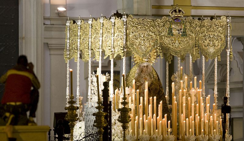 Salida de la Virgen de la Macarena de la Basílica, la primera de las seis cofradías que procesionan en la "Madrugá".