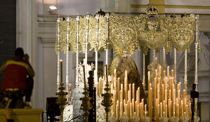 Salida de la Virgen de la Macarena de la Basílica, la primera de las seis cofradías que procesionan en la "Madrugá".