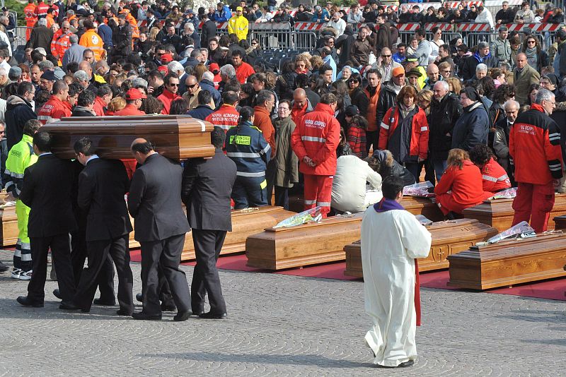 Una multitud asiste al funeral de Estado que ha comenzado con la lectura de un mensaje del Papa.