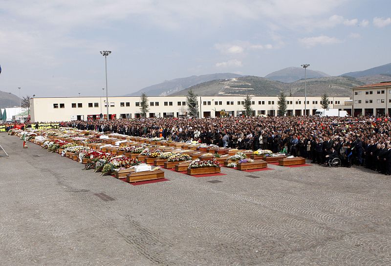 El funeral se celebra en una plaza de L'Aquila, donde se alinean más de 200 féretros.