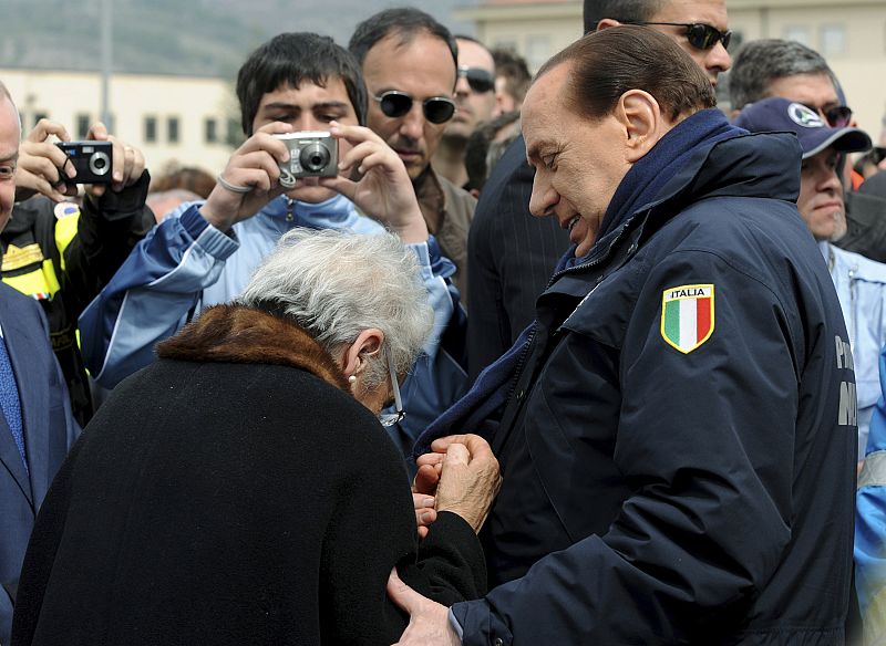 El primer ministro Berlusconi visita a los supervivientes el Domingo de Pascua.