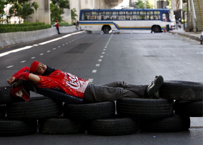 YA SON 77 LOS HERIDOS POR CARGA DE SOLDADOS CONTRA MANIFESTANTES EN BANGKOK