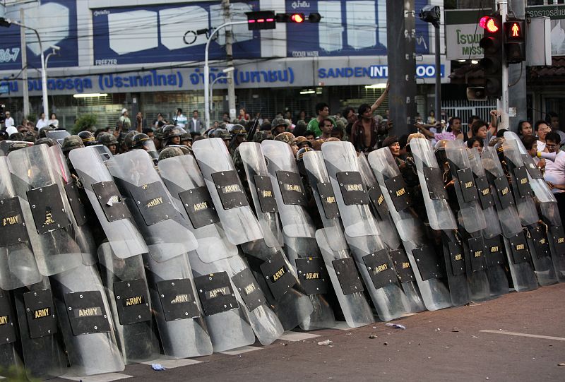 Los soldados toman posición ante los manifestantes en Bangkok.