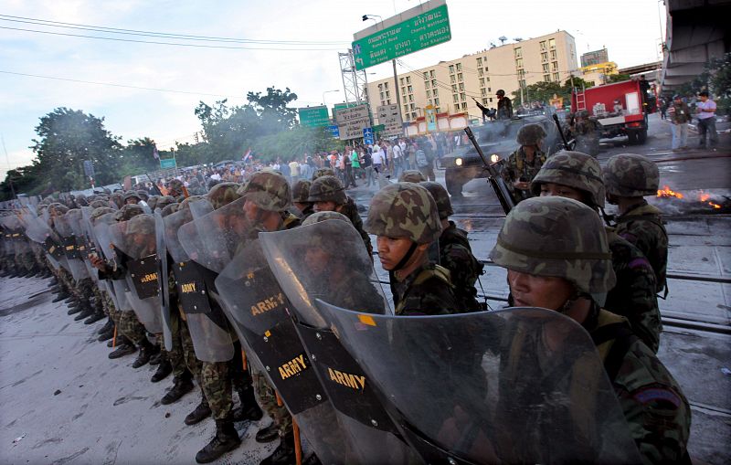 AL MENOS 49 HERIDOS EN CARGA DE SOLDADOS CONTRA MANIFESTANTES EN BANGKOK