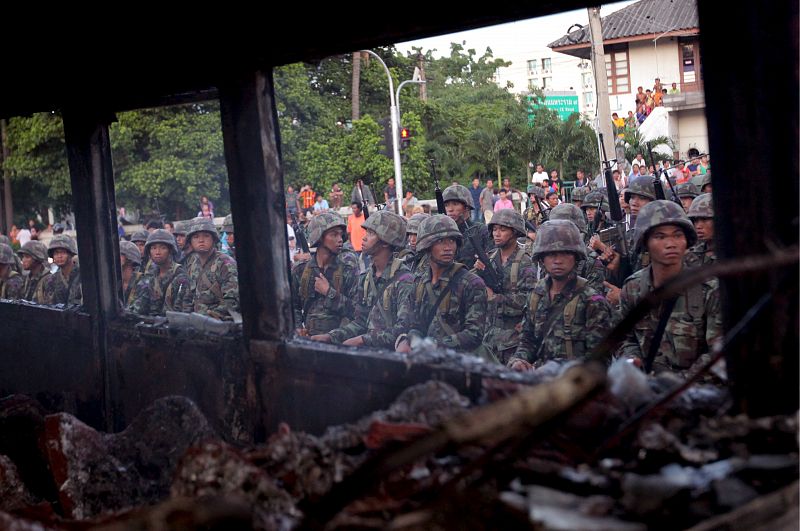 YA SON 94 LOS HERIDOS POR CARGA DE SOLDADOS CONTRA MANIFESTANTES EN BANGKOK