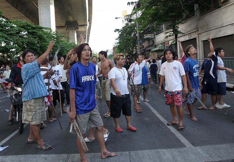 AL MENOS 49 HERIDOS EN CARGA DE SOLDADOS CONTRA MANIFESTANTES EN BANGKOK