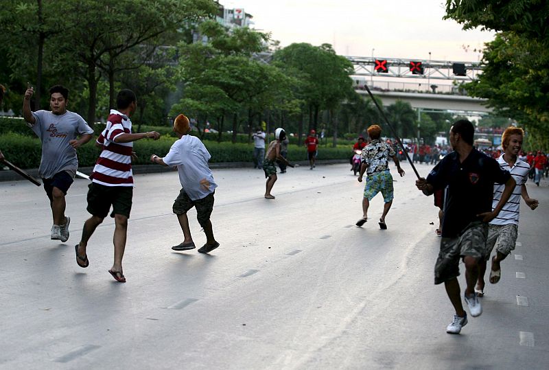 MANIFESTANTES PRO Y ANTI GOBIERNO SE ENFRENTAN EN LAS CALLES DE BANGKOK, TAILANDIA