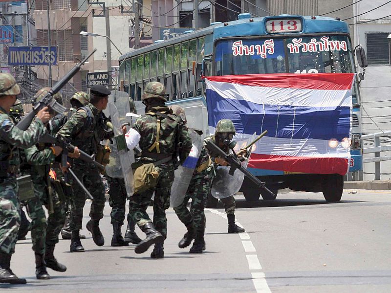 YA SON 94 LOS HERIDOS POR CARGA DE SOLDADOS CONTRA MANIFESTANTES EN BANGKOK