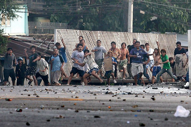 MANIFESTANTES PRO Y ANTI GOBIERNO SE ENFRENTAN EN LAS CALLES DE BANGKOK, TAILANDIA