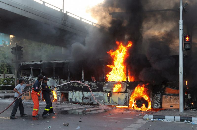 AL MENOS 49 HERIDOS EN CARGA DE SOLDADOS CONTRA MANIFESTANTES EN BANGKOK