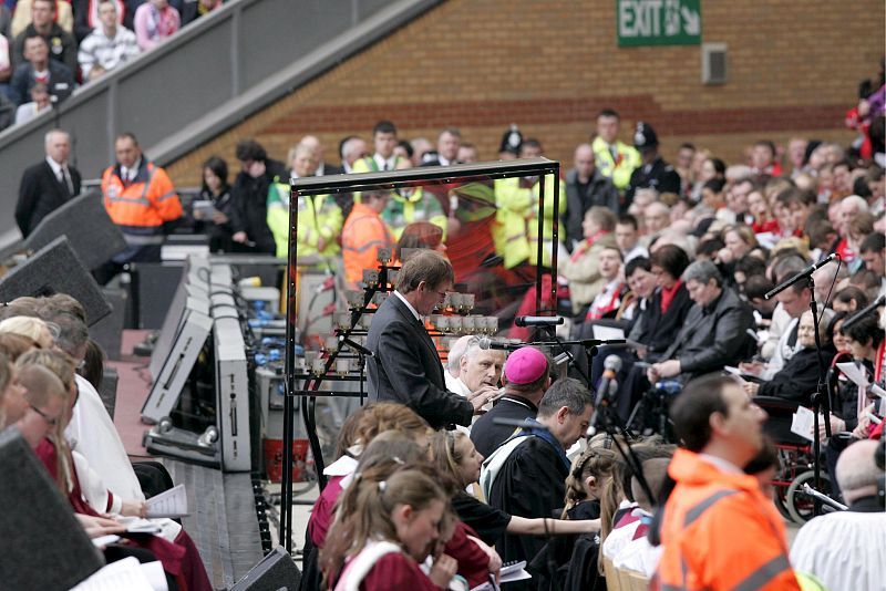 Kenny Dalglish, (c), ex jugador y manager del Liverpool hace una lectura durante el homenaje.