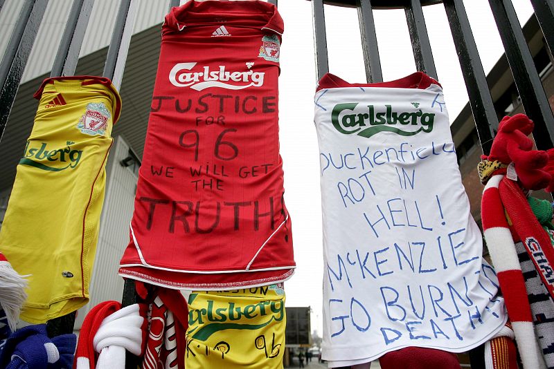 Camisetas y banderas con mensajes de ánimo en el monumento que recuerda a las víctimas de la tragedia en Hillsborough.