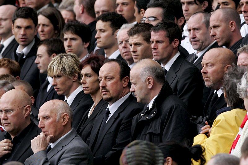 El jugador español del Liverpool, Fernando Torres, (2ª fila, 3-d), sus compañeros Jamie Carragher, (3ª fila, 2-d), Steven Gerrard (3ª fila, 3-d) y el entrenador, el español Rafael Benítez, (2ª fila, 3-i), durante el tributo.